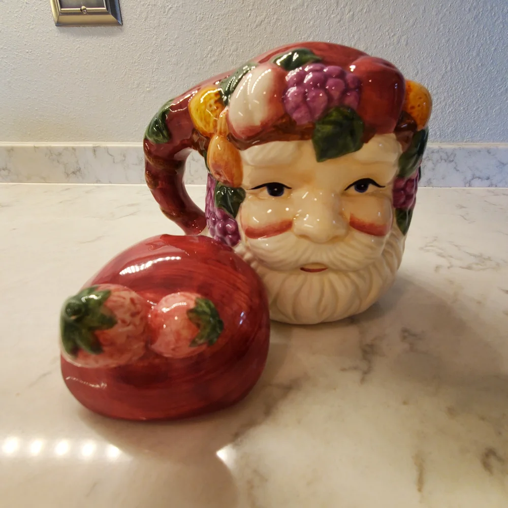 Wang's International Santa Claus Creamer & Sugar Set w/lid. Vintage